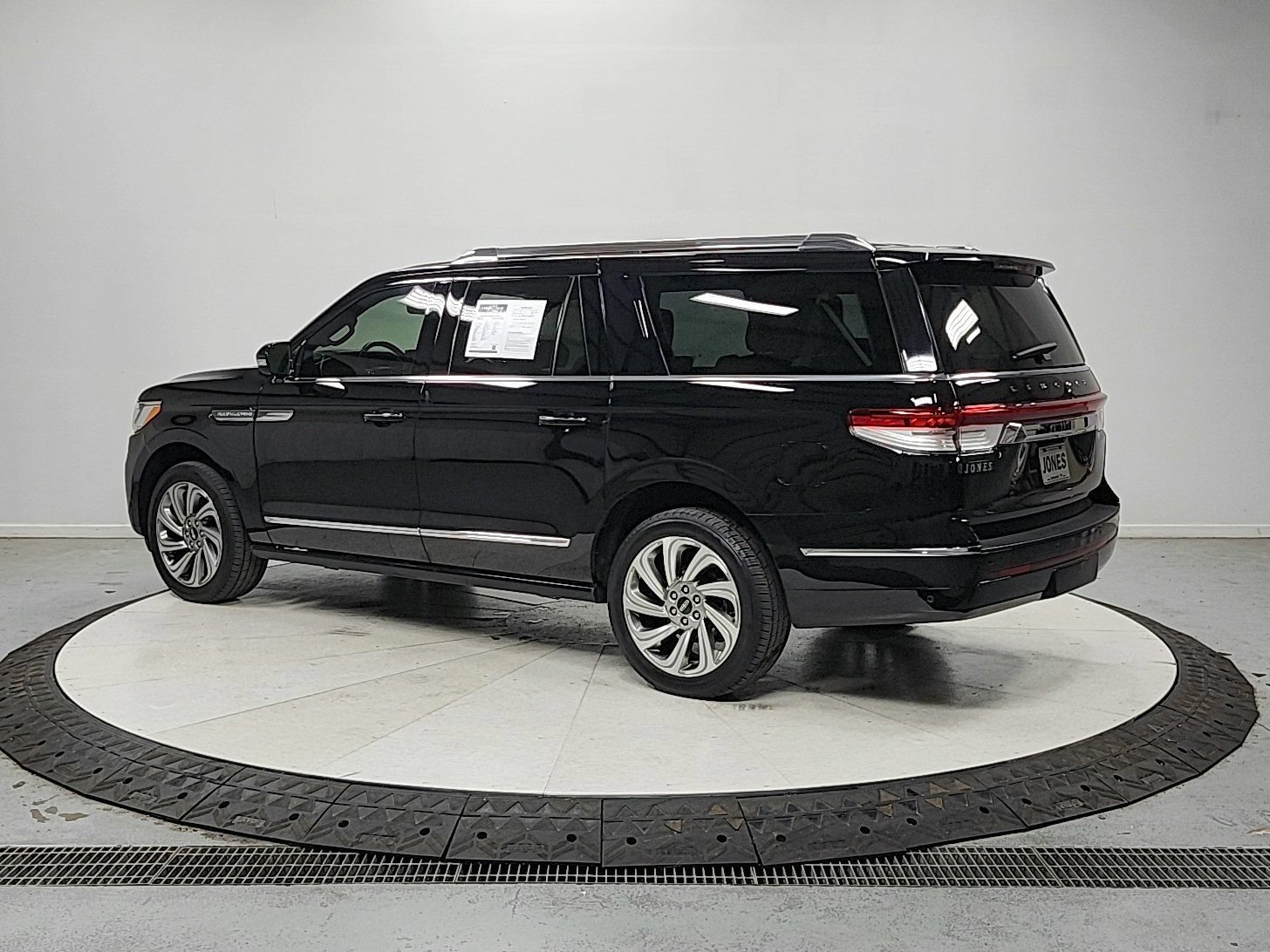 Used 2023 Lincoln Navigator L Reserve AWD/4WD image 6