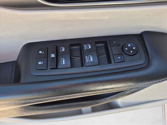 Used 2023 Chrysler Pacifica Touring-L FWD image 12