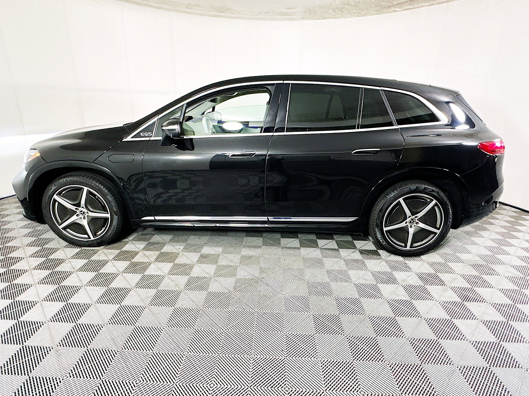 Used 2023 Mercedes-Benz EQS 580 4MATIC SUV image 6