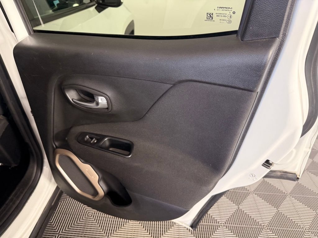 Used 2015 Jeep Renegade Latitude AWD/4WD image 22