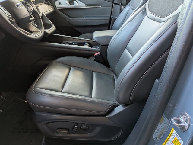 Used 2025 Ford Explorer Active w/ Active Comfort Package RWD image 15