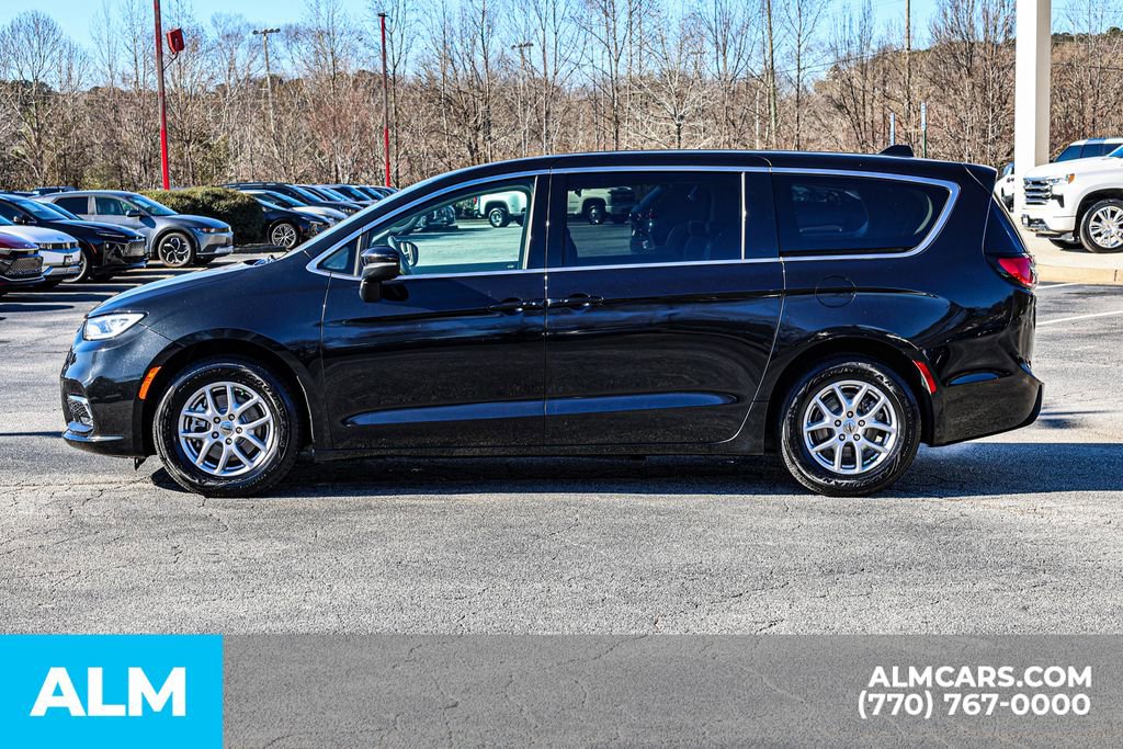 Used 2023 Chrysler Pacifica Touring-L image 9