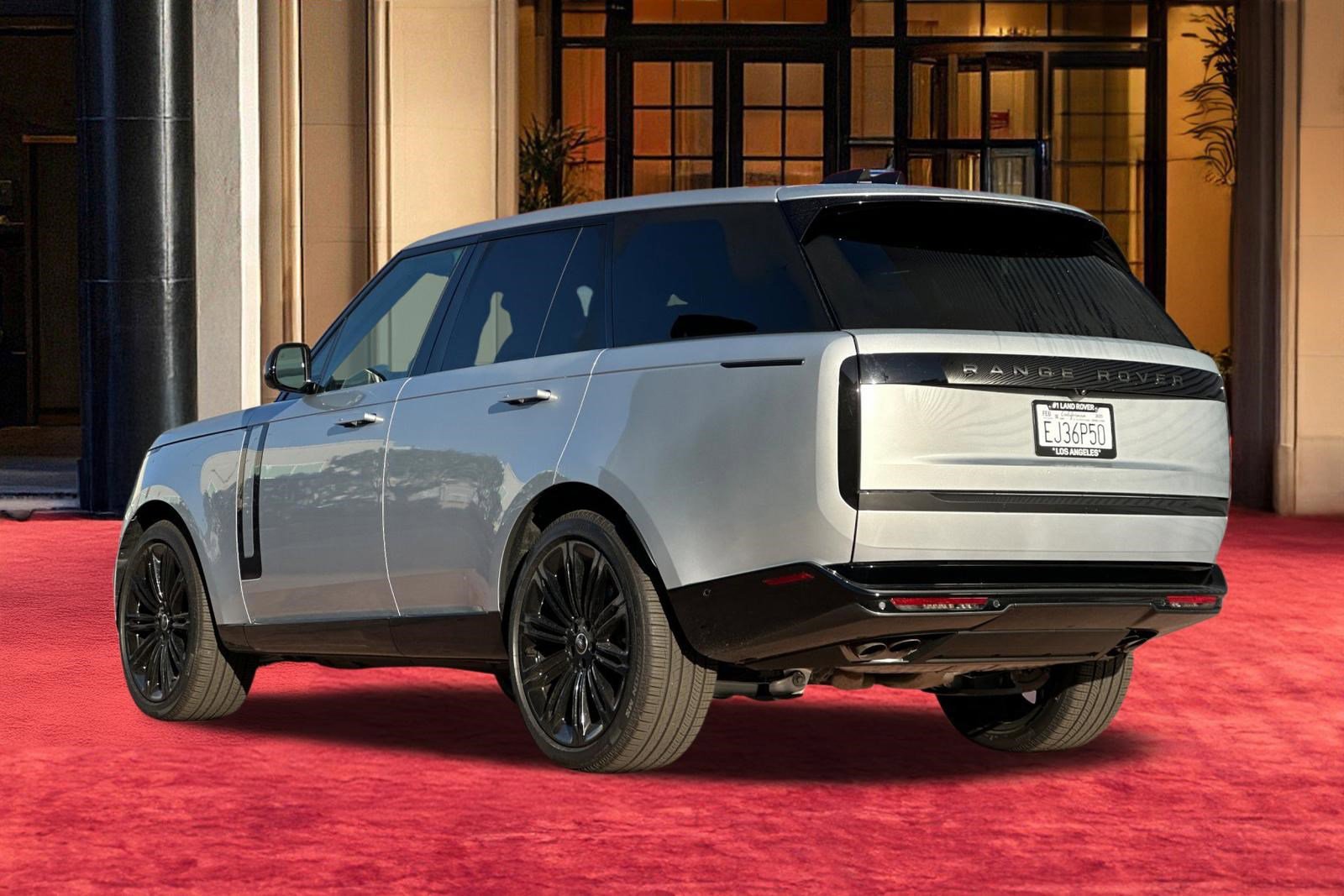 Used 2025 Land Rover Range Rover SE image 4