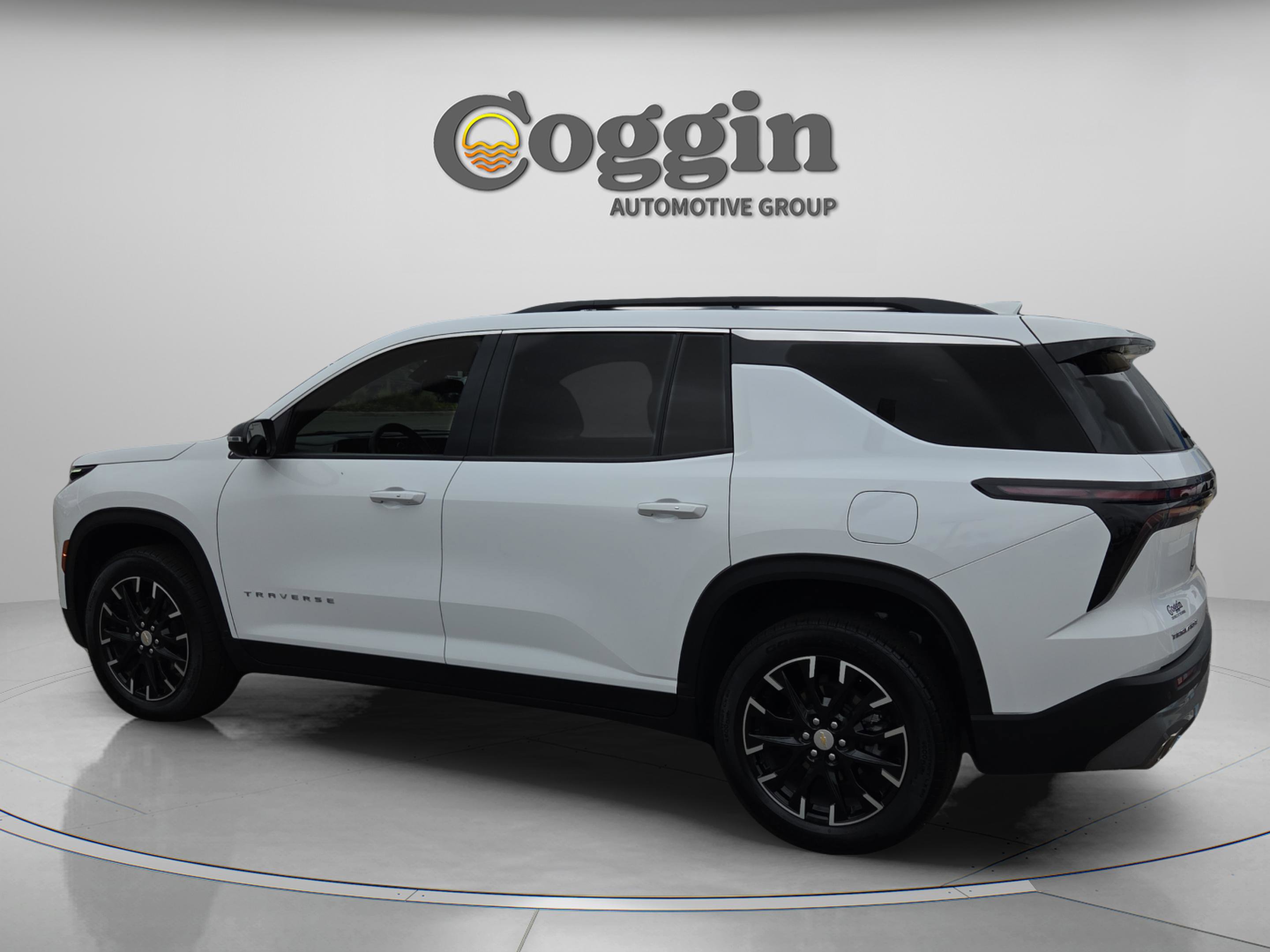 Used 2025 Chevrolet Traverse LT w/ Sun and Wheel Package FWD image 3