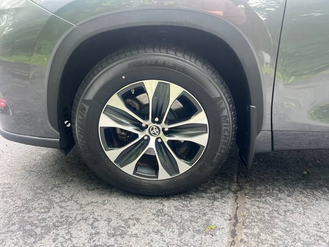 Used 2021 Toyota Highlander XLE AWD/4WD image 28