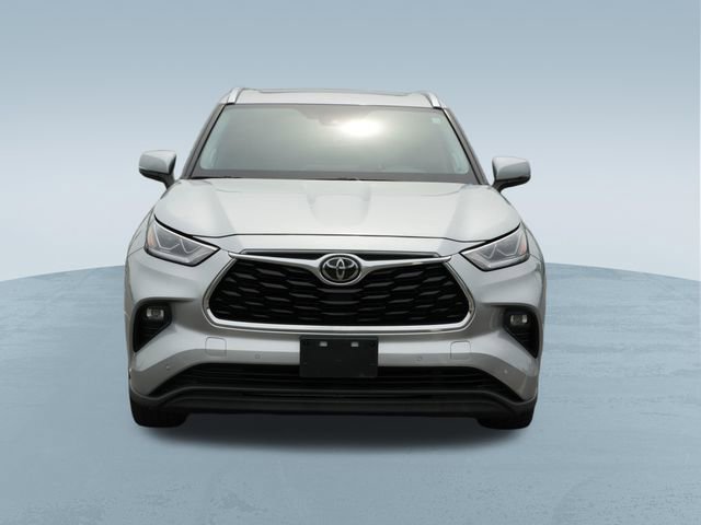Used 2020 Toyota Highlander Limited FWD image 2