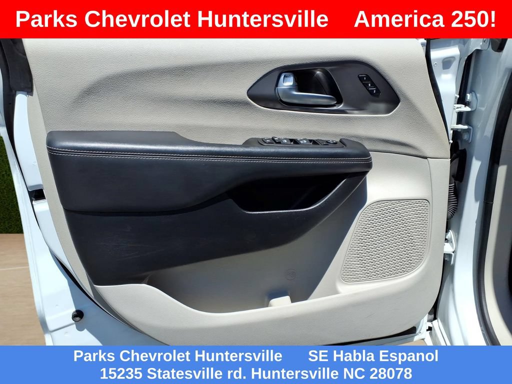 Used 2023 Chrysler Pacifica Touring-L FWD image 19