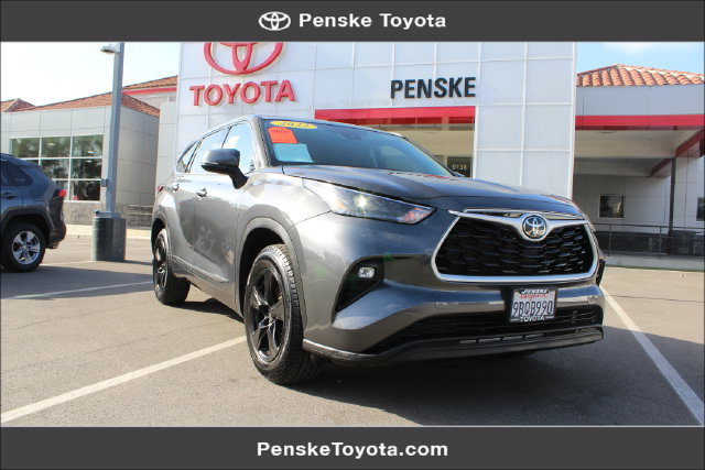 Used 2022 Toyota Highlander LE FWD image 1