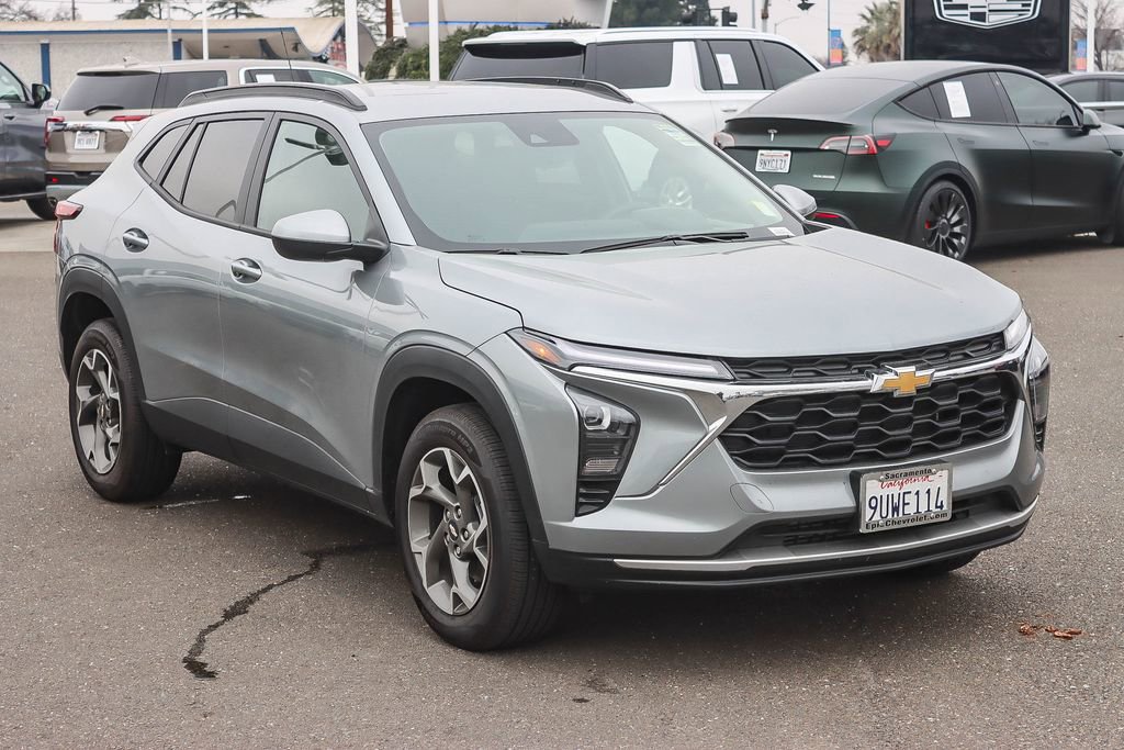 Used 2025 Chevrolet Trax LT w/ LT Convenience Package image 5