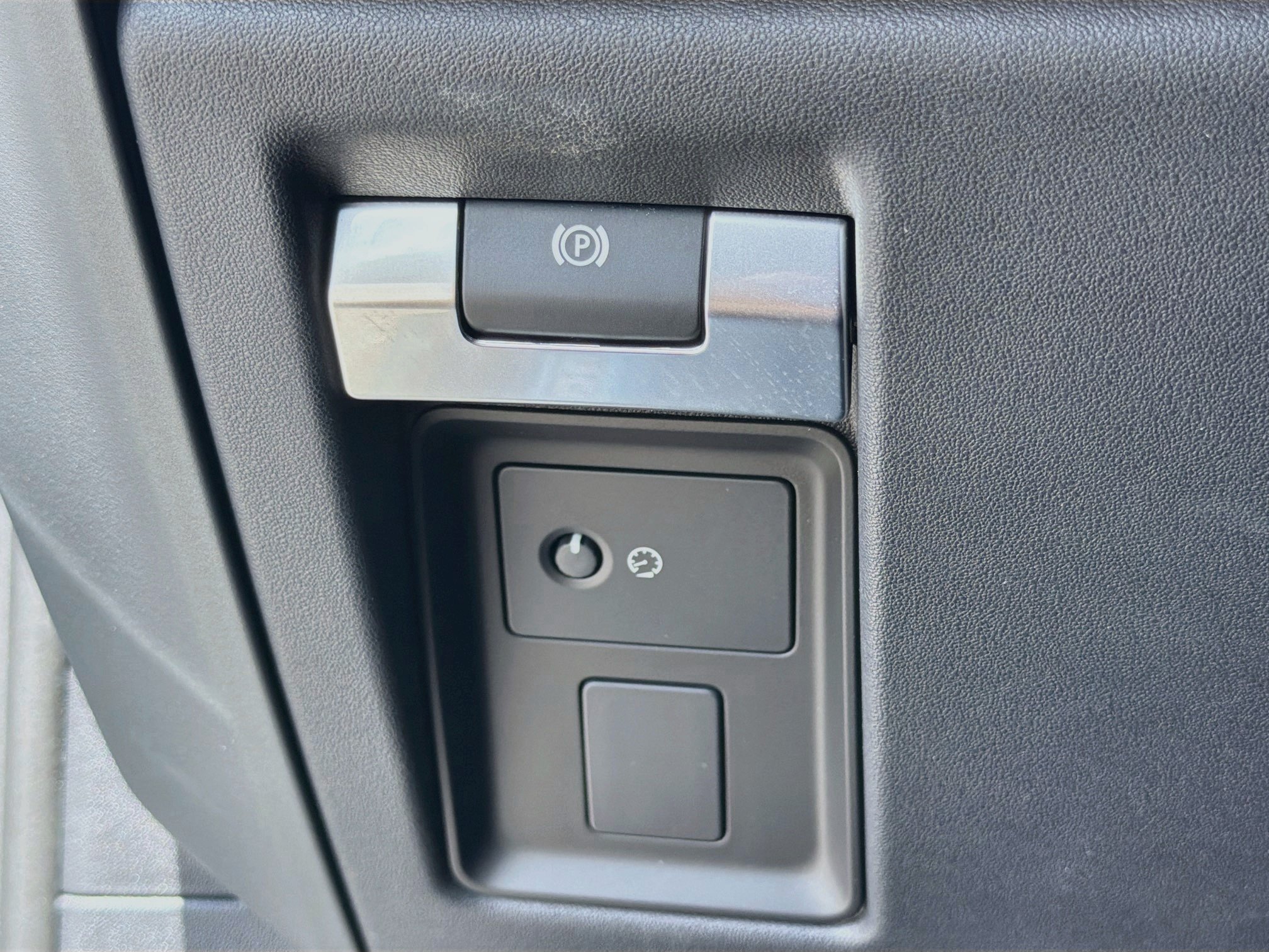 Used 2024 Land Rover Defender 130 X AWD/4WD image 37