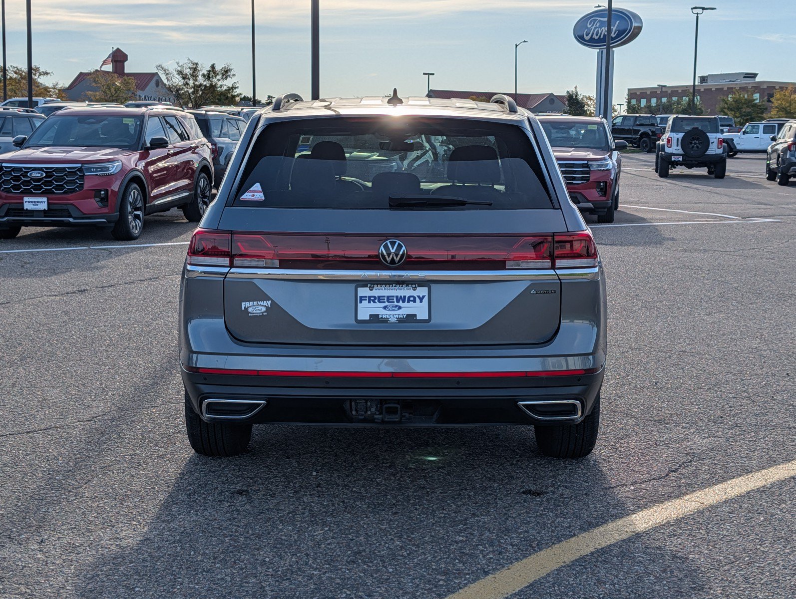 Used 2025 Volkswagen Atlas SE AWD/4WD image 4