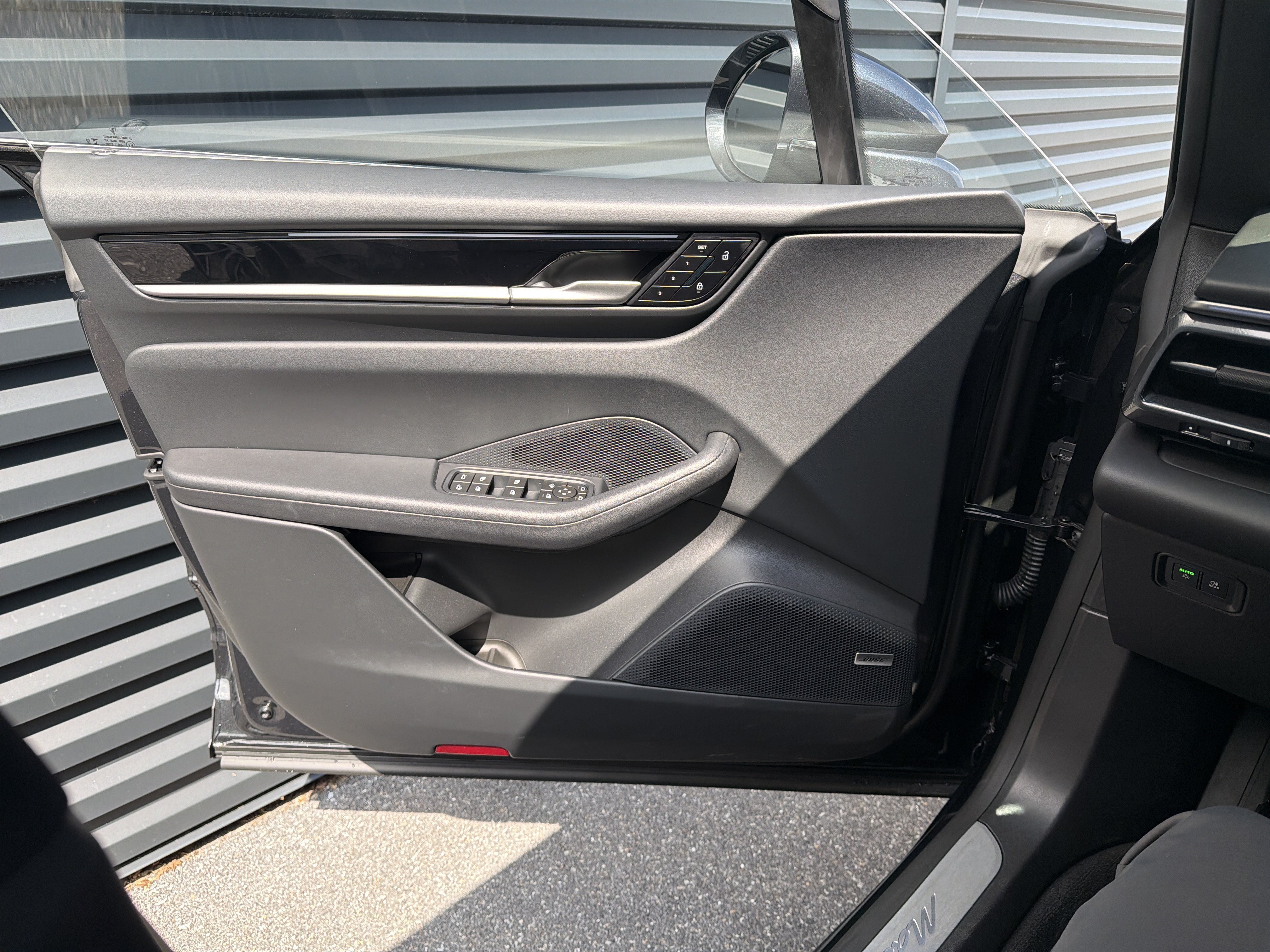 New 2025 Porsche Macan 4 Electric AWD/4WD image 29