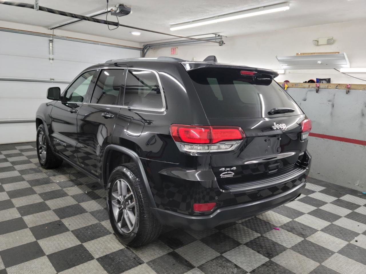 Used 2020 Jeep Grand Cherokee Laredo w/ 18" Wheel & 8.4" Radio Group AWD/4WD image 2