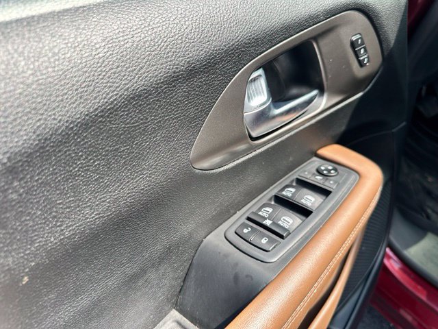 Used 2019 Chrysler Pacifica Limited w/ Tire & Wheel Group FWD image 15