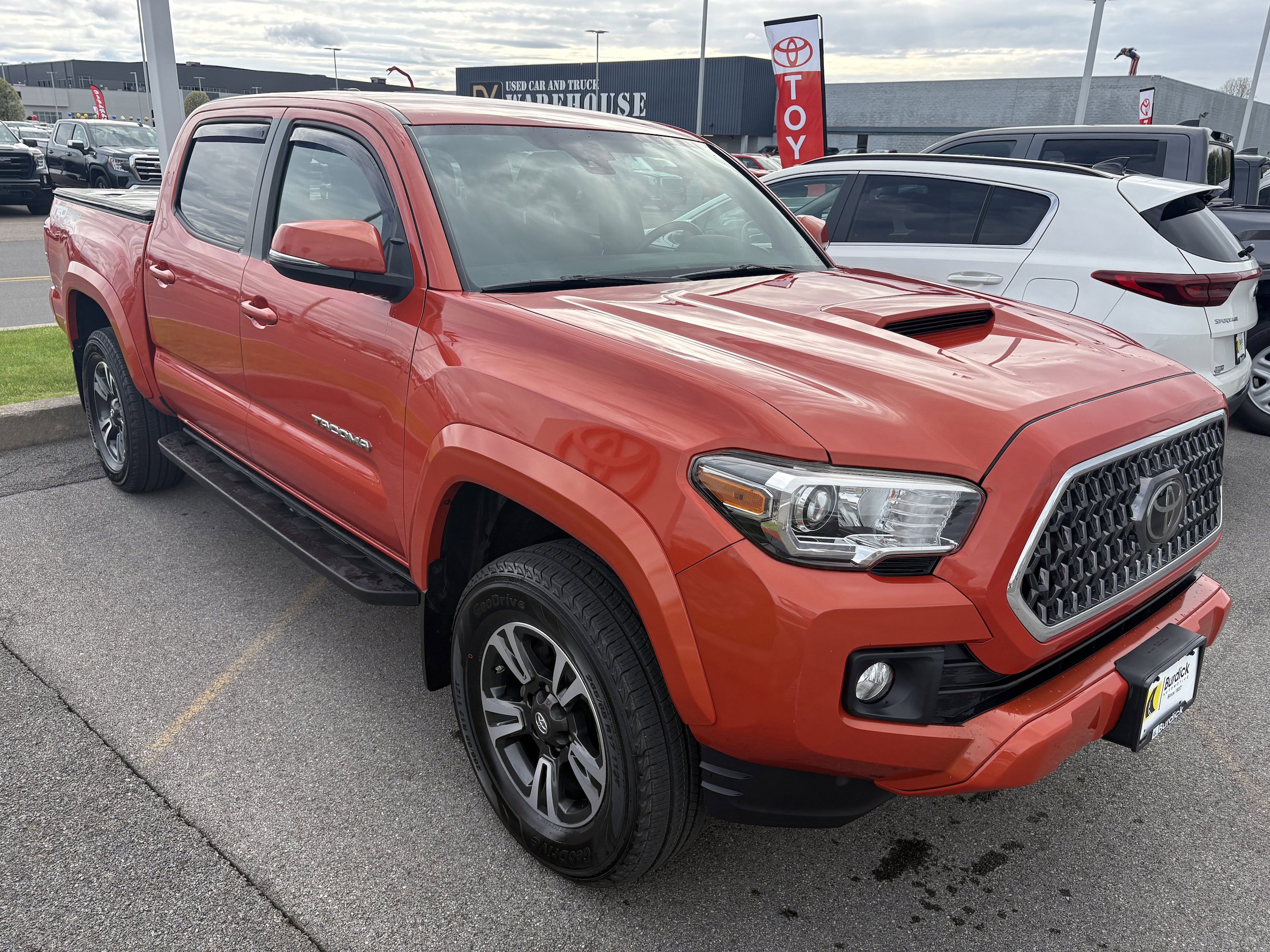 Used 2018 Toyota Tacoma TRD Sport AWD/4WD image 2