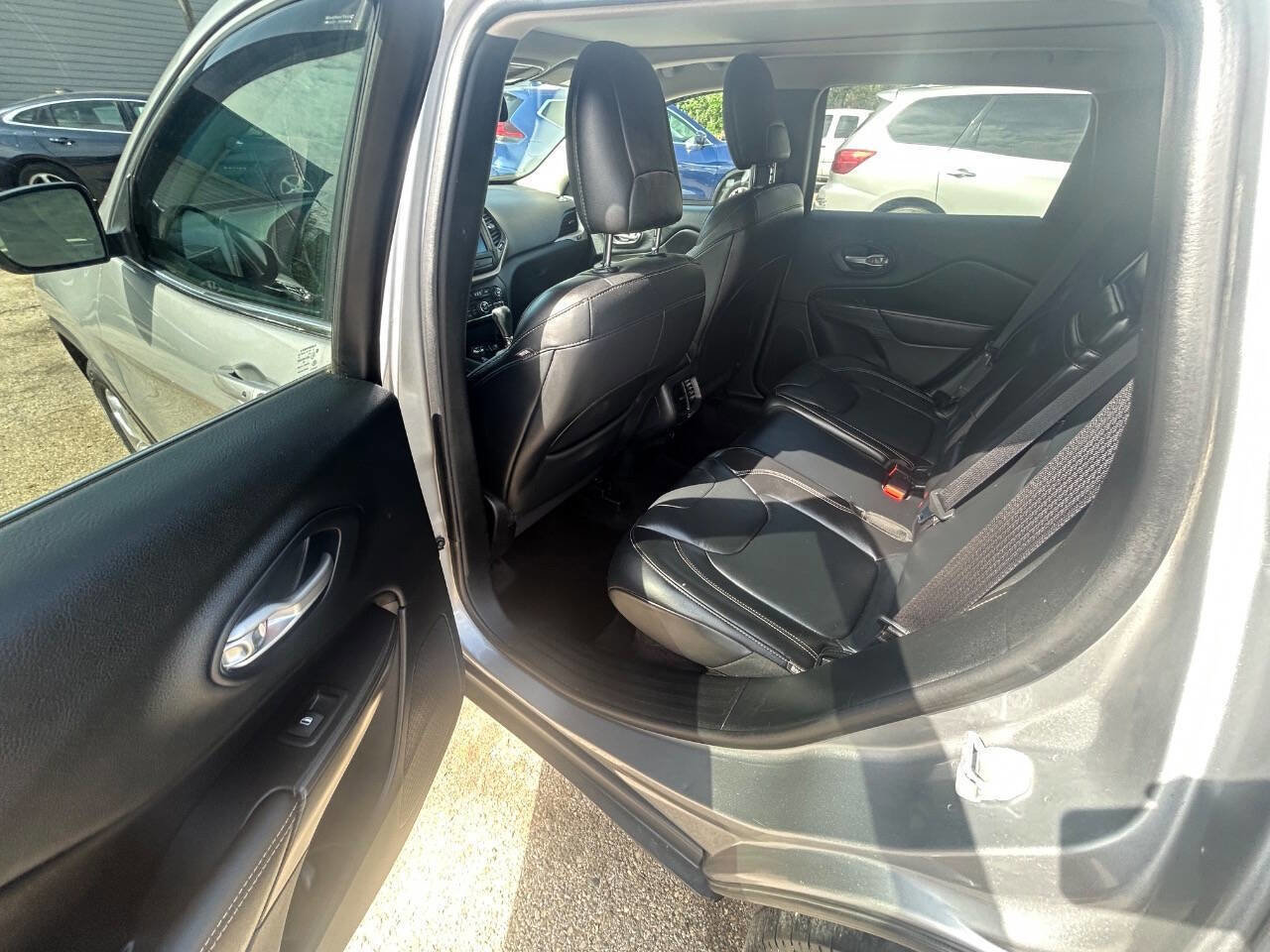 Used 2016 Jeep Cherokee Limited w/ Luxury Group image 7