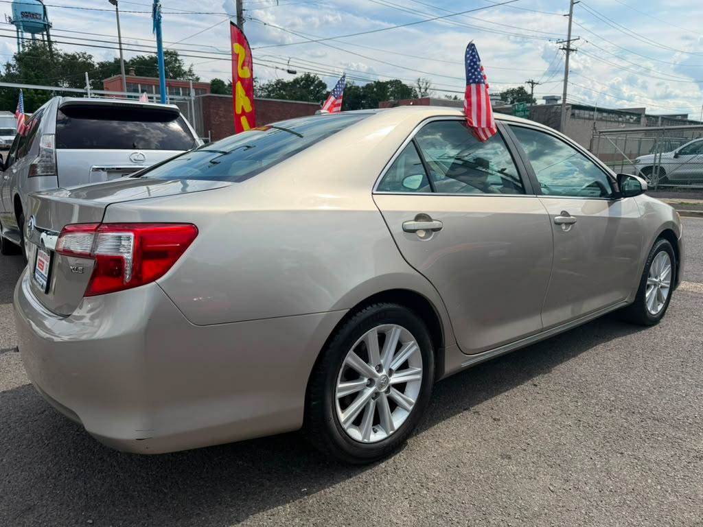 Used 2014 Toyota Camry XLE w/ Leather Package FWD image 3