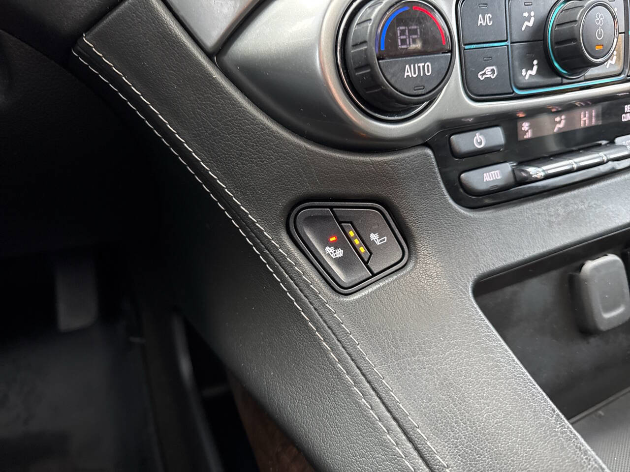 Used 2018 Chevrolet Suburban LT image 35