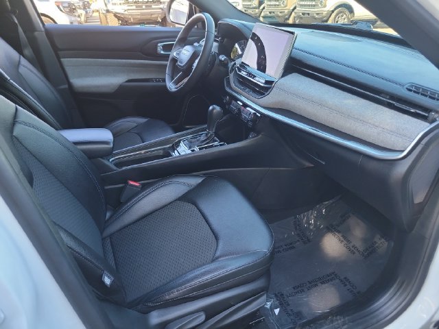 Used 2024 Jeep Compass Latitude AWD/4WD image 16