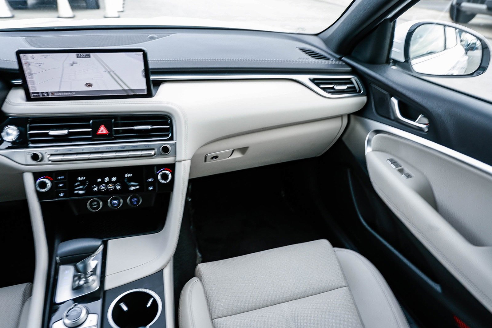 Used 2025 Genesis G70 2.5T image 15