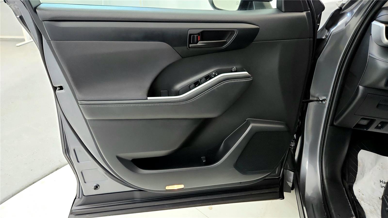 Certified 2023 Toyota Highlander L image 22