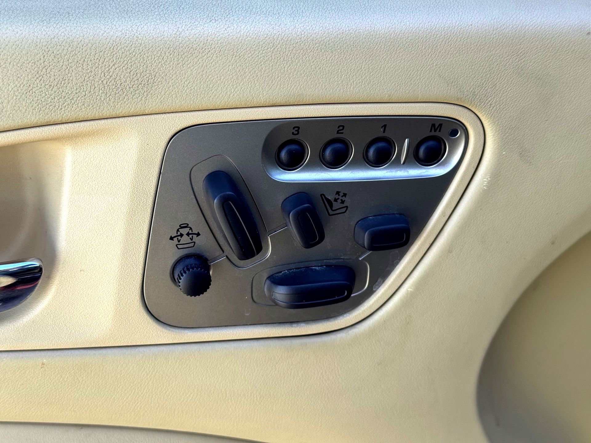 Used 2007 Jaguar XKR R image 18