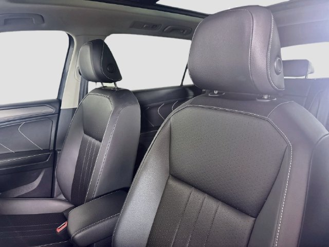 Certified 2023 Volkswagen Tiguan SE w/ Panoramic Sunroof Package AWD/4WD image 19