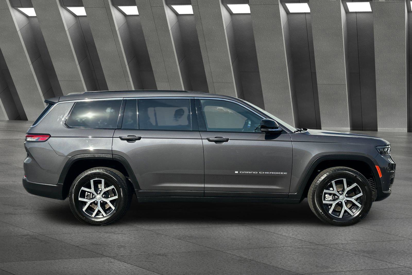 Used 2024 Jeep Grand Cherokee L Limited w/ Luxury Tech Group II image 3