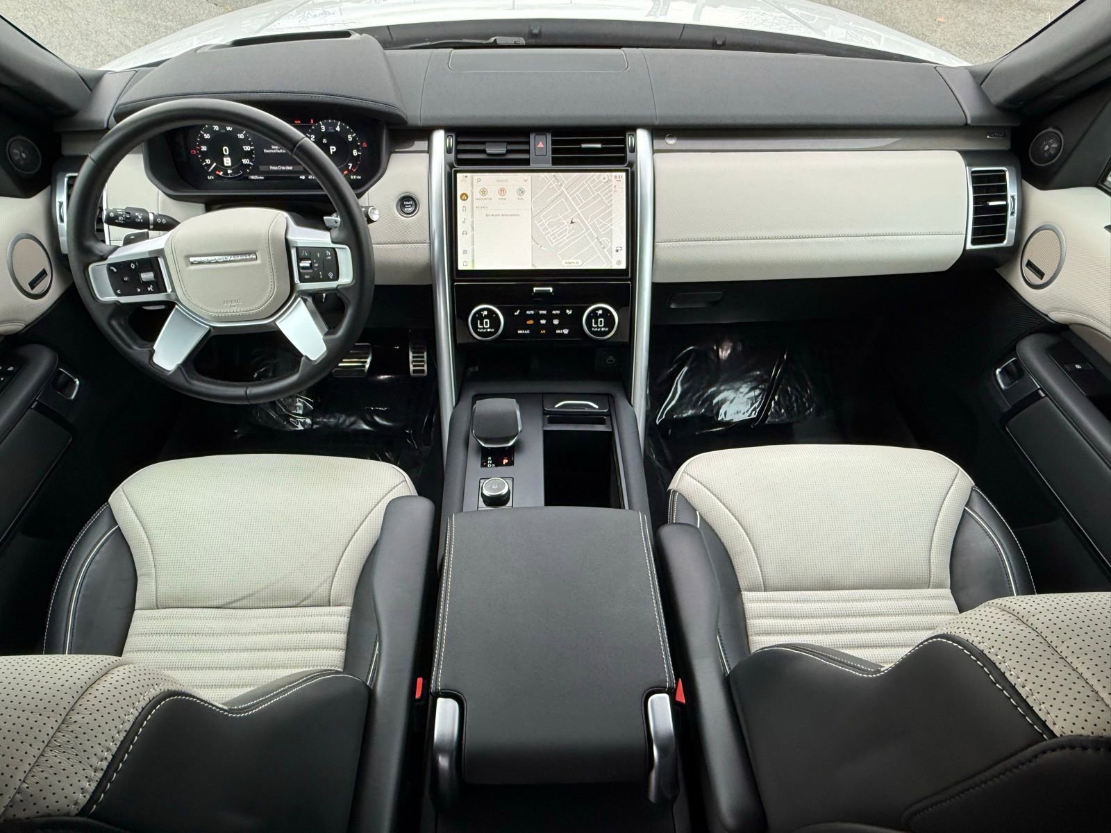 Used 2023 Land Rover Discovery Metropolitan Edition image 32