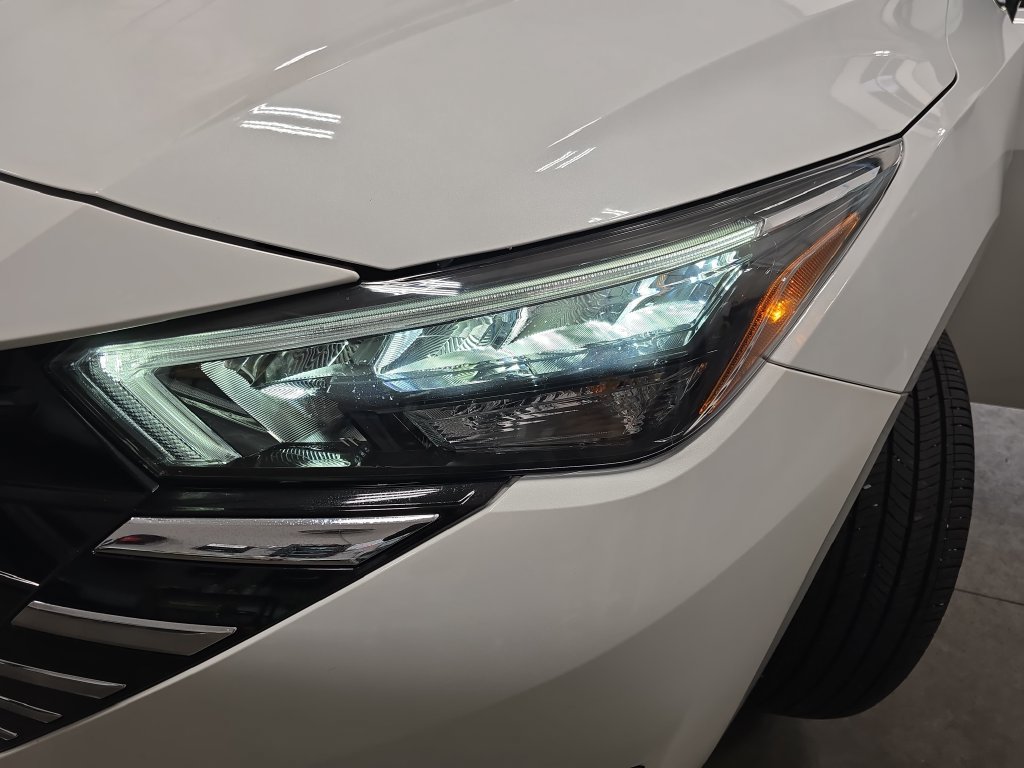 Used 2025 Nissan Versa SV w/ Trunk Package FWD image 27