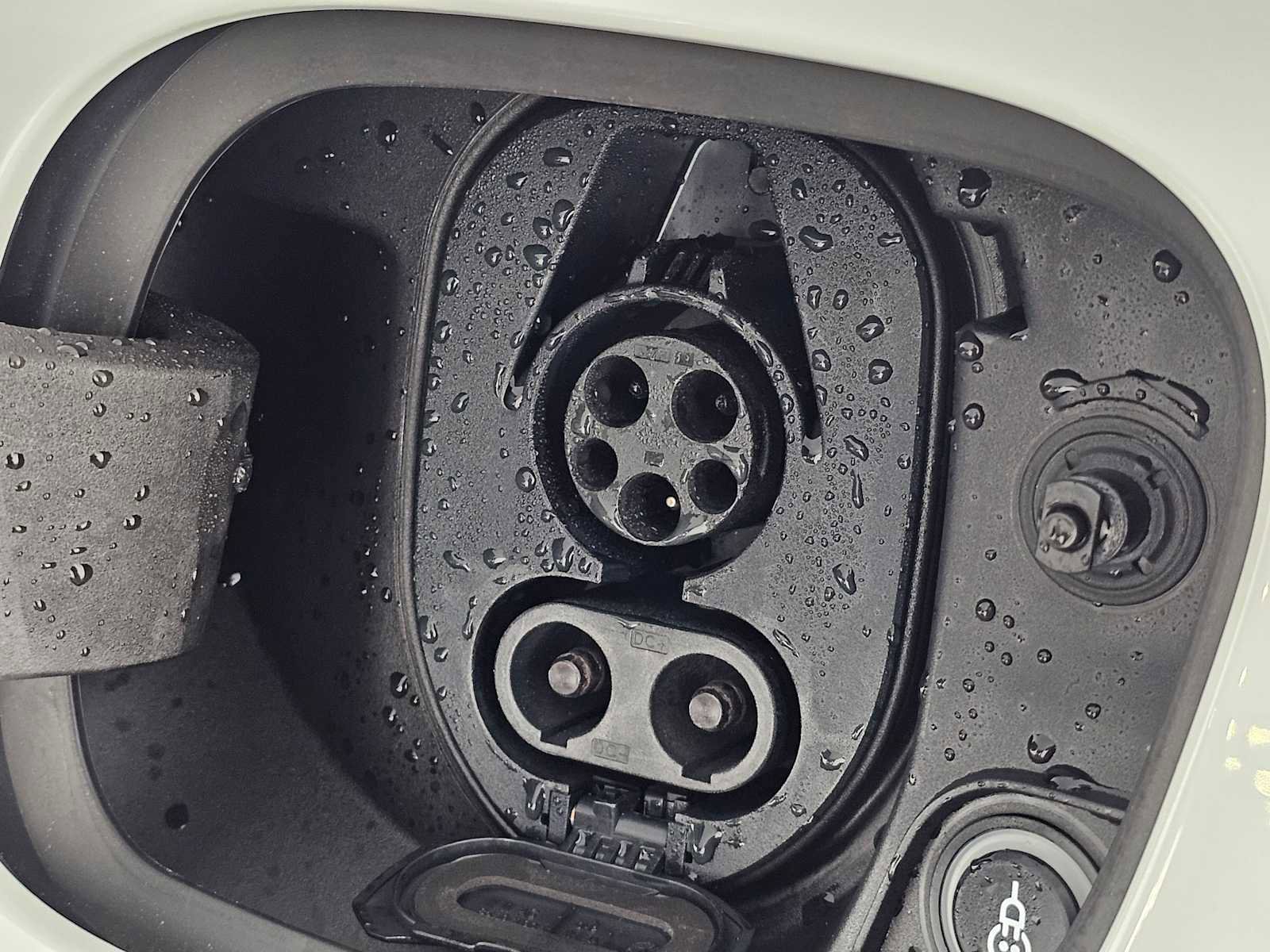 Used 2024 Porsche Macan 4 Electric image 15