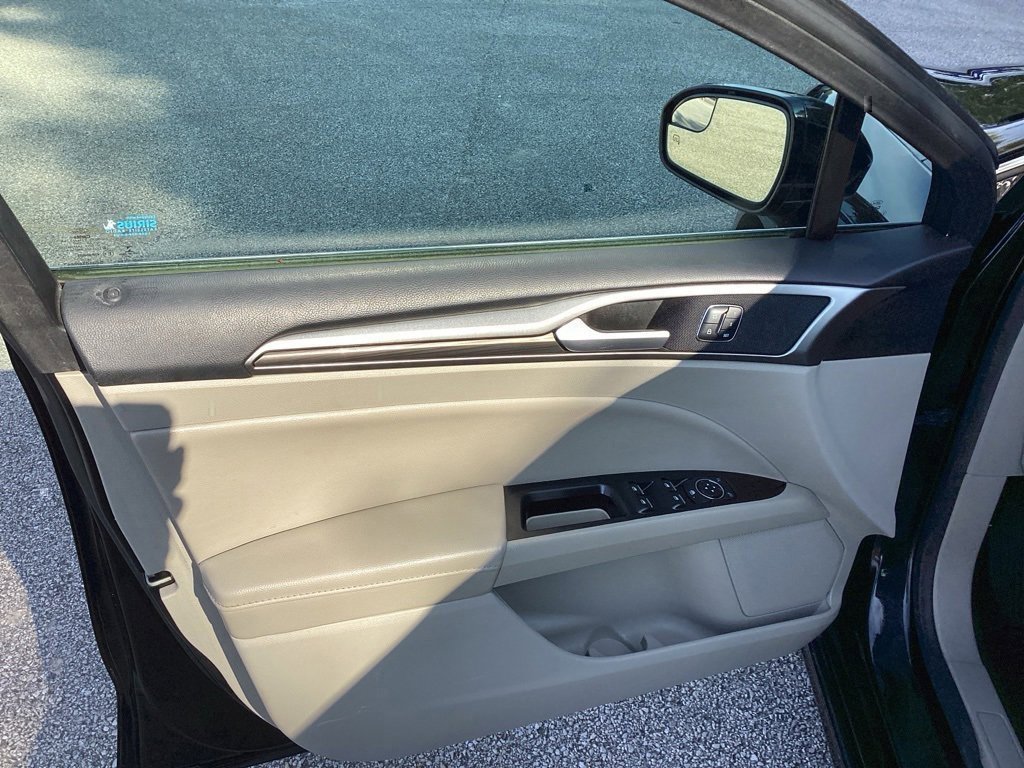 Used 2017 Ford Fusion SE image 18