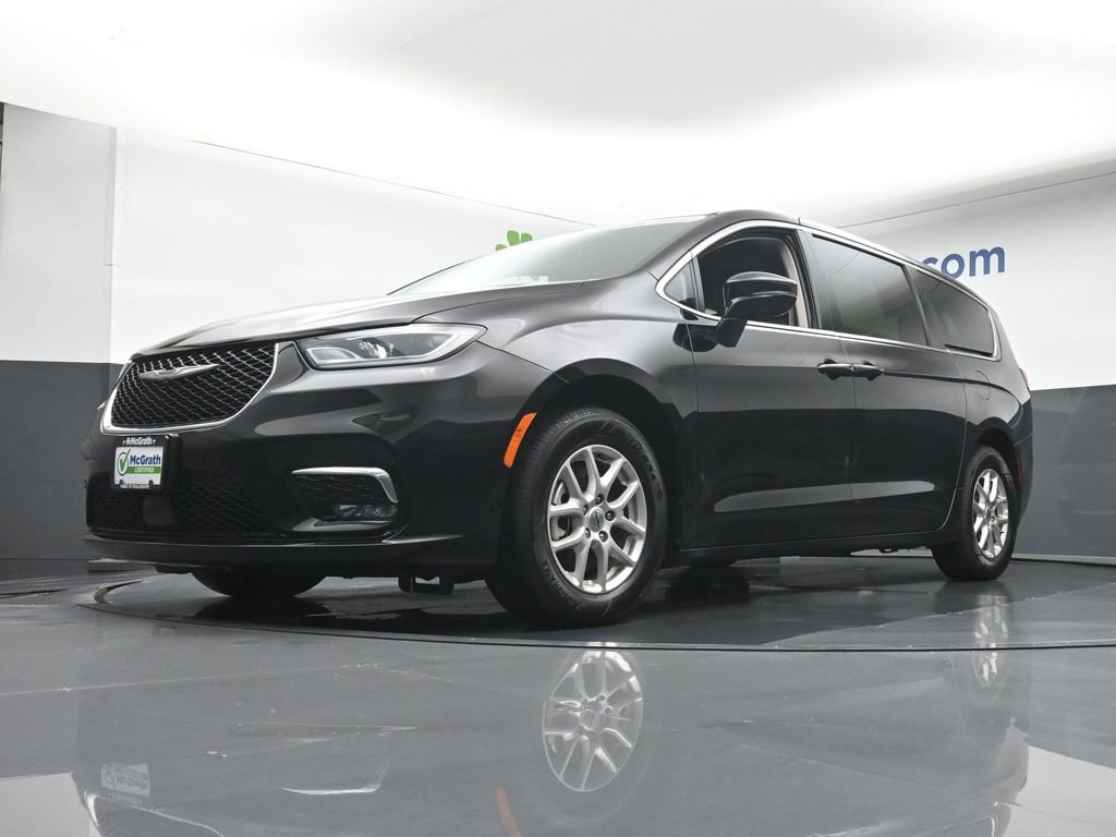 Used 2024 Chrysler Pacifica Touring-L image 6
