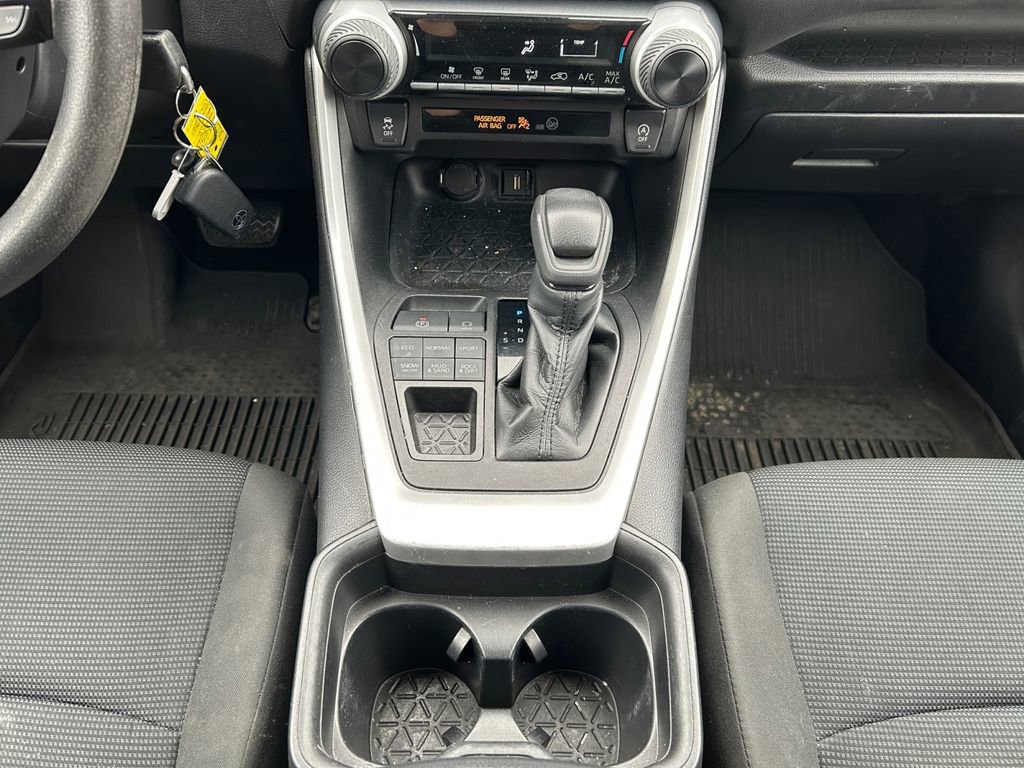 Used 2021 Toyota RAV4 LE AWD/4WD image 12