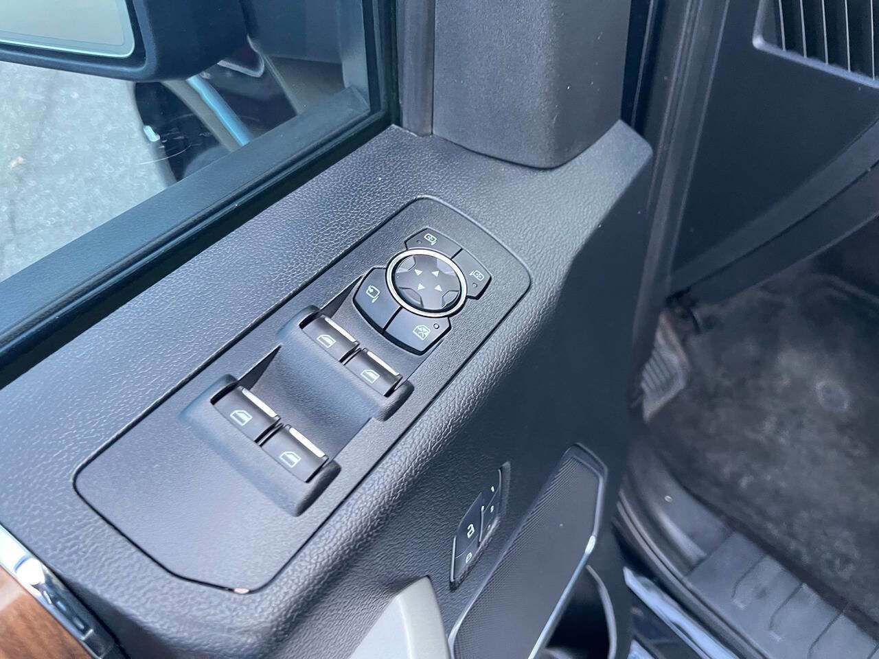 Used 2017 Ford F150 Lariat image 22