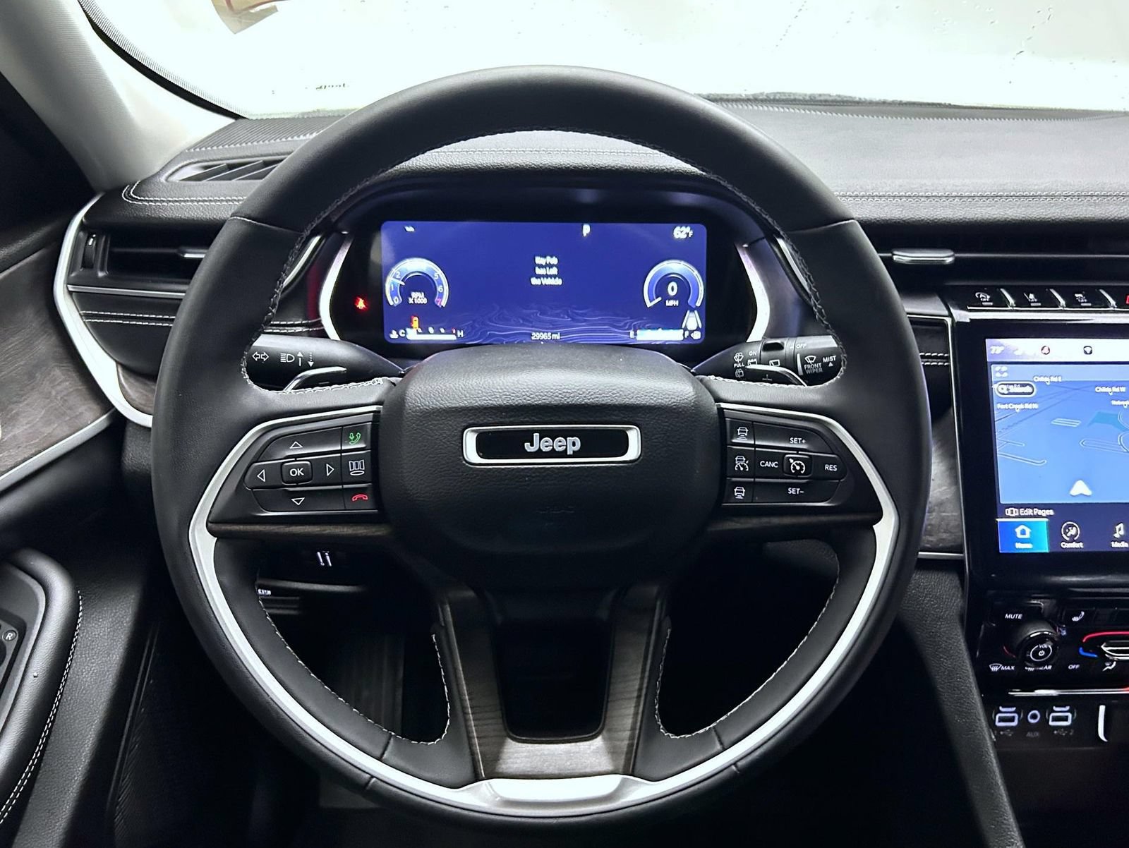 Used 2023 Jeep Grand Cherokee Limited AWD/4WD image 12