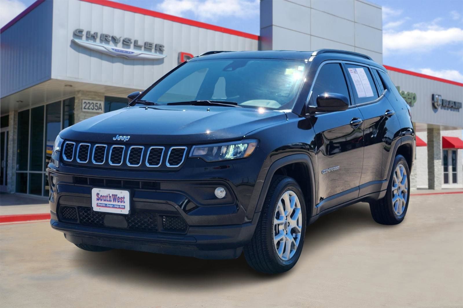Used 2025 Jeep Compass Latitude image 2