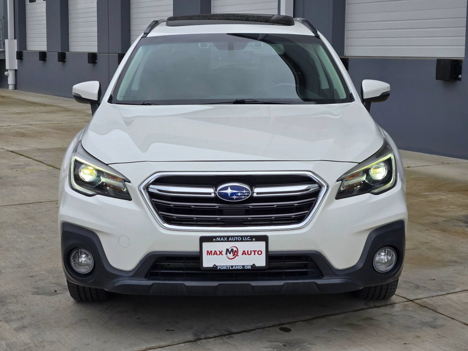 Used 2018 Subaru Outback 3.6R Touring w/ Popular Package #3 AWD/4WD image 3