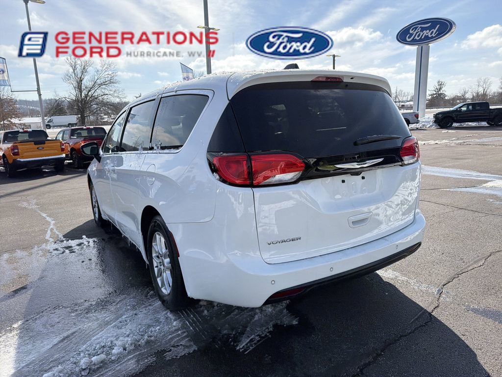 Used 2025 Chrysler Voyager LX FWD image 8