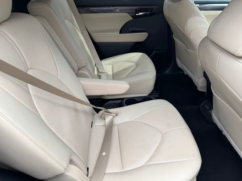 Used 2023 Toyota Highlander Limited FWD image 19