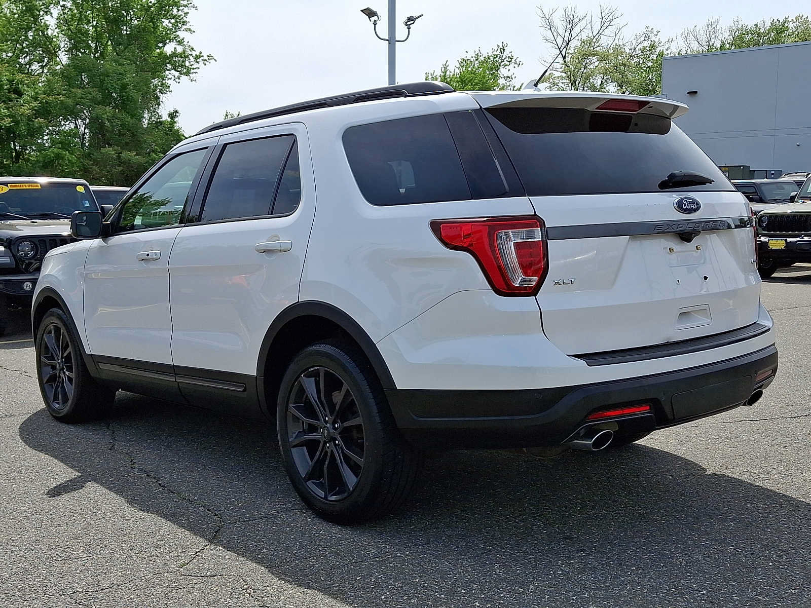 Used 2018 Ford Explorer XLT w/ Equipment Group 202A AWD/4WD image 4