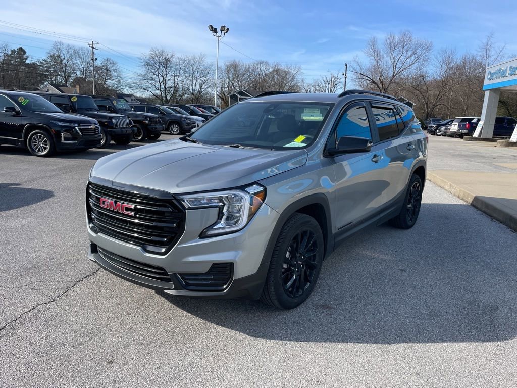 Used 2024 GMC Terrain SLE w/ Elevation Edition image 4