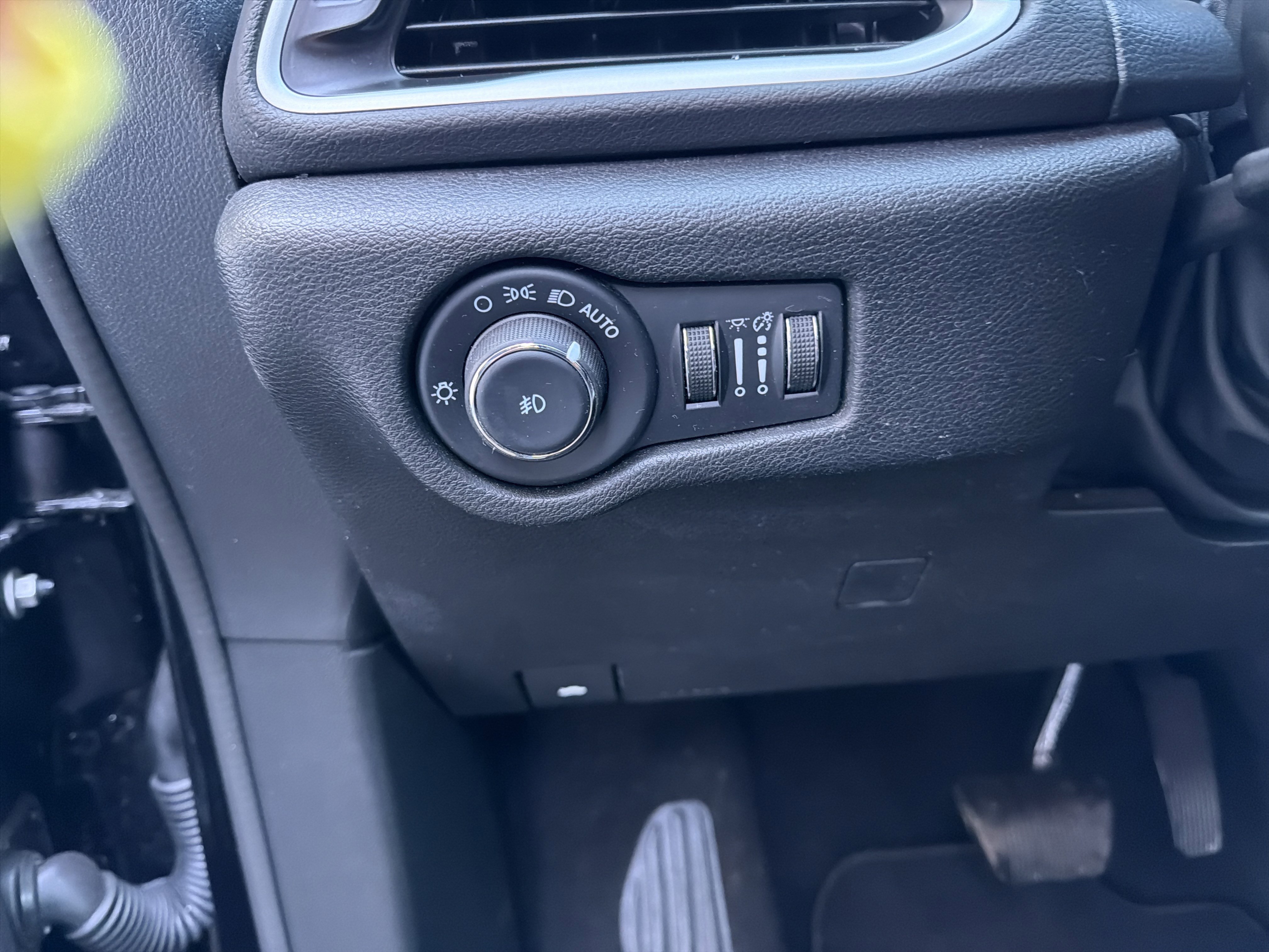 Used 2025 Chrysler Pacifica Select FWD image 30