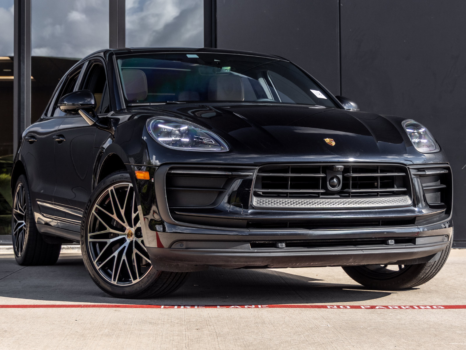 Used 2024 Porsche Macan AWD/4WD image 6
