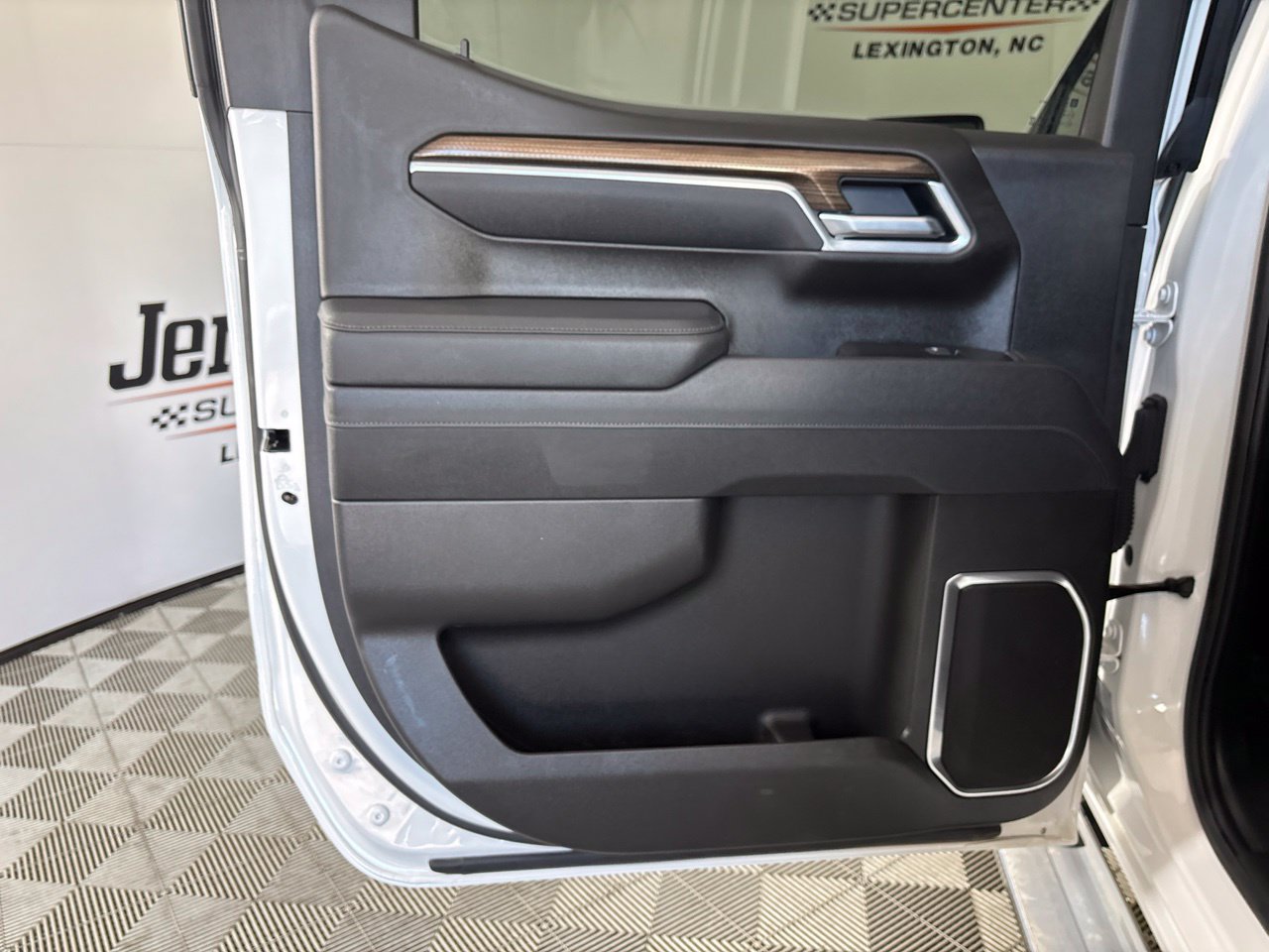 Used 2025 Chevrolet Silverado 1500 LT AWD/4WD image 17