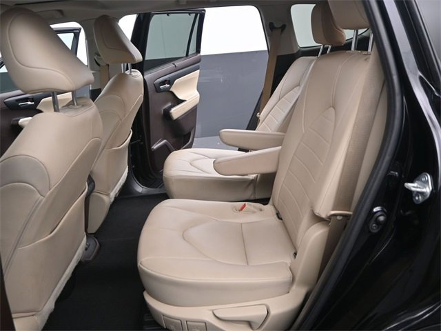 Used 2021 Toyota Highlander XLE image 15