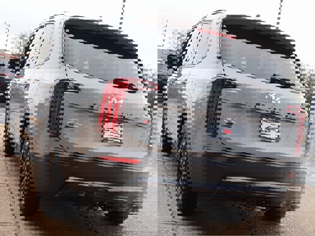 Used 2022 Kia Telluride SX w/ SX Prestige Package image 4