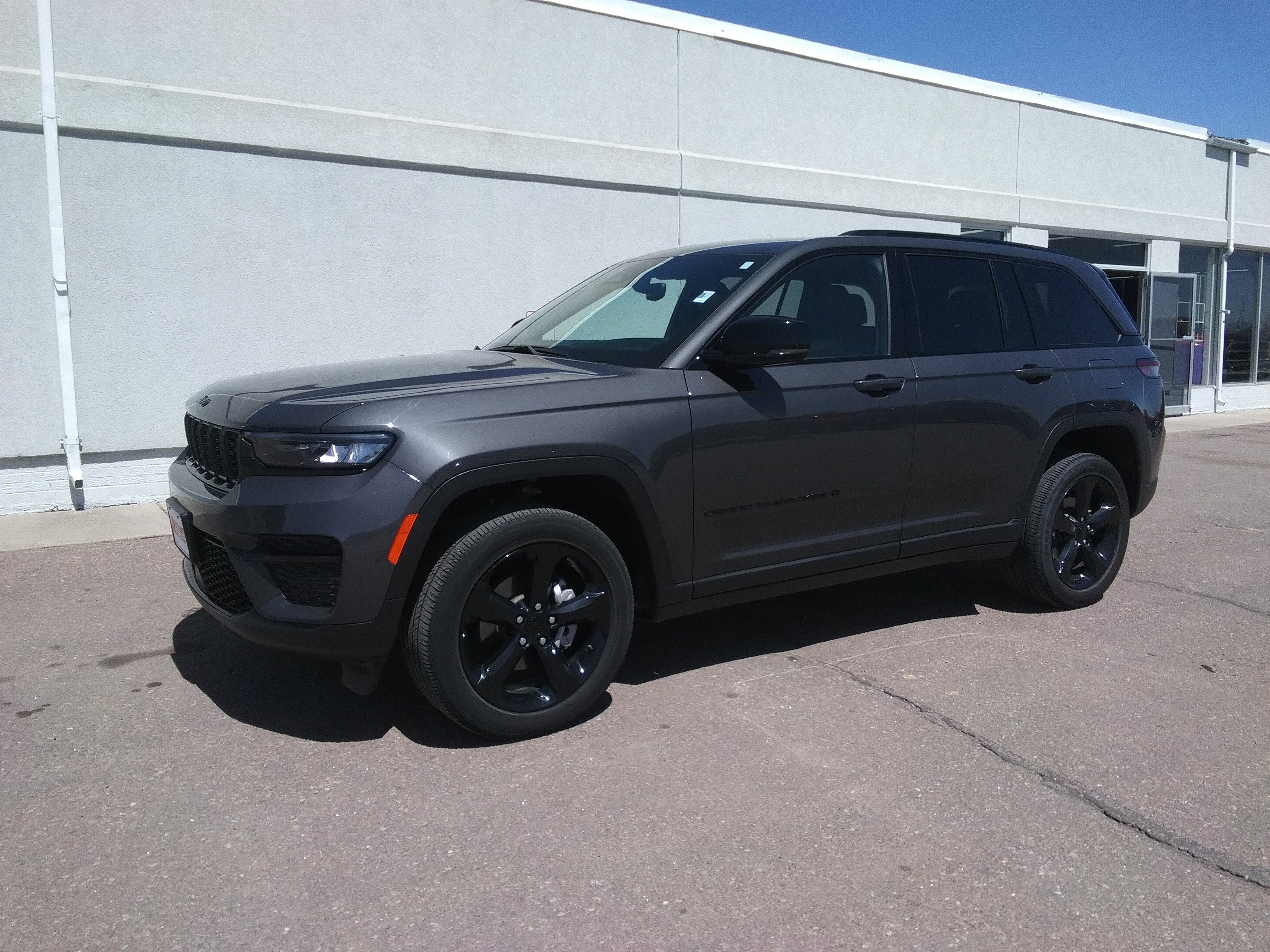 Used 2023 Jeep Grand Cherokee Altitude AWD/4WD image 2