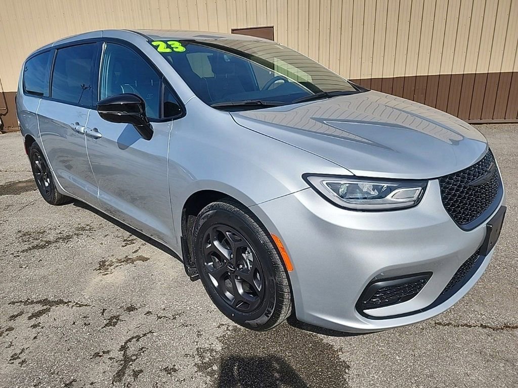 Used 2023 Chrysler Pacifica Limited w/ S Appearance Package image 2