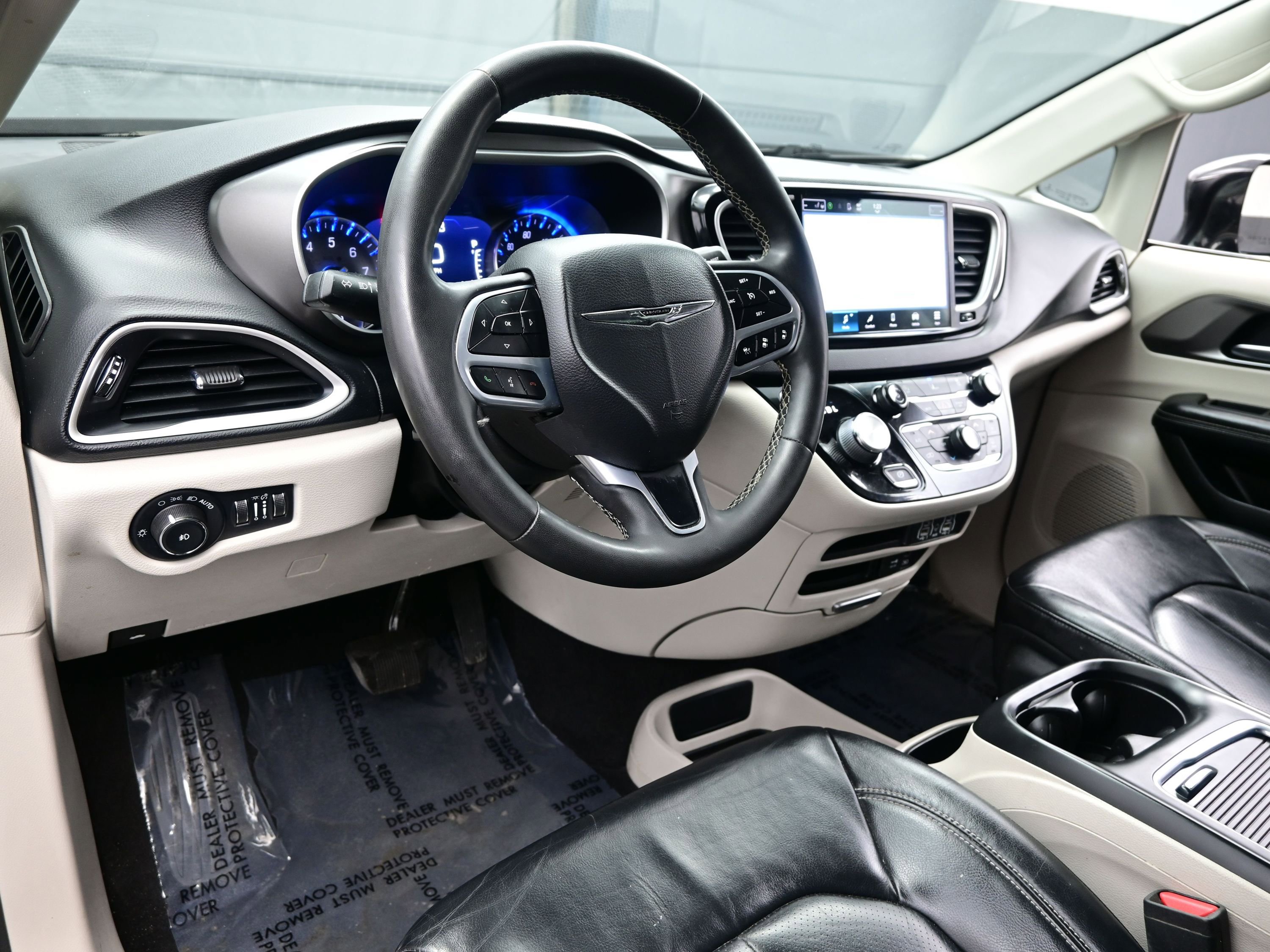 Used 2022 Chrysler Pacifica Touring-L image 13